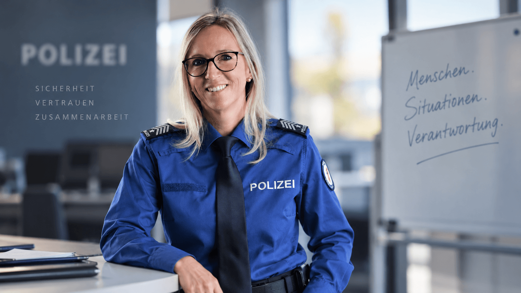 Claudia Räber-Abegg in Polizeiuniform